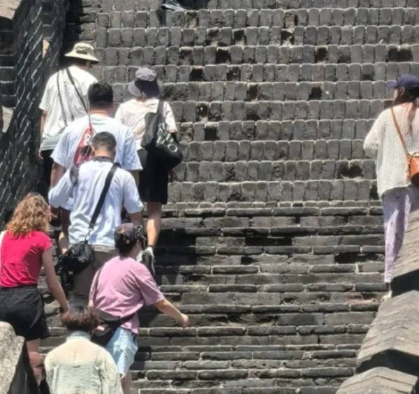 鼎合网 北京偶遇孙燕姿一家爬长城 13岁儿子冲在最前面