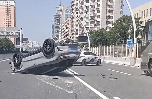 牛来乐 今天上午中环4车追尾，有车翻车